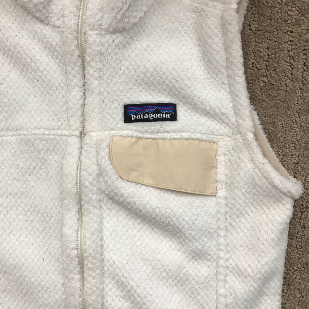 SOLD! XS Patagonia Women's White Fleece Vest - Picture 2 of 4